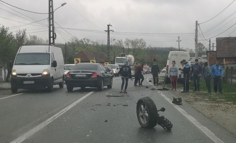 La un pas de tragedie: I-a sărit roata din mers la ieșirea din Târgu Jiu
