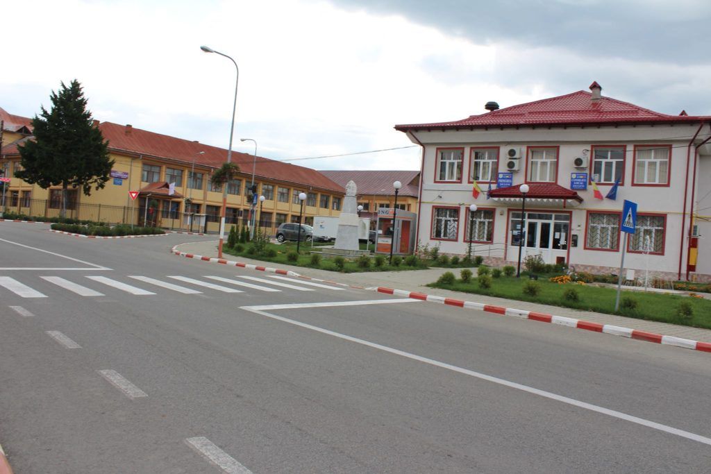 Salarii de aproape un milion de euro pe an la Primăria celui mai mic oraș din Gorj