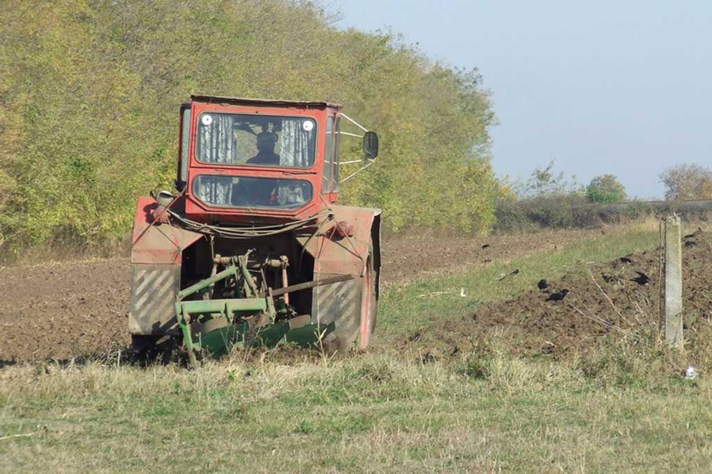 Femeie din Gorj, lovită de un tractor