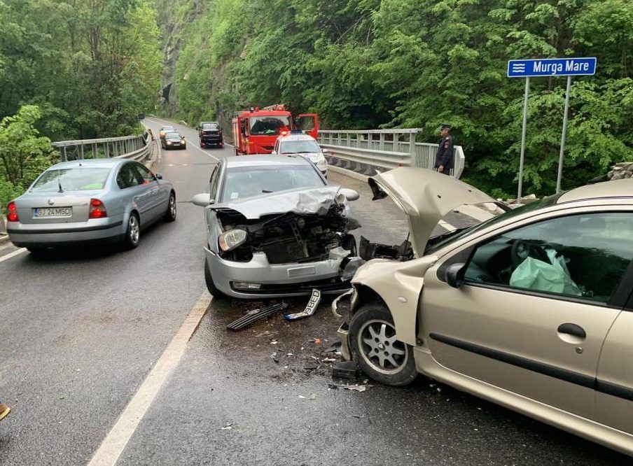 Accident în Defileul Jiului: Un tânăr și trei copii au fost răniți ușor