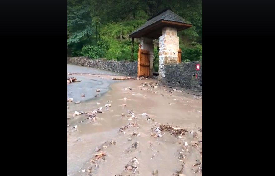 Inundații la Tismana. Viitura a rupt porțile mânăstirii