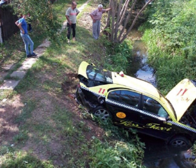 Două persoane rănite, după ce un taximetrist a căzut cu mașina într-o râpă
