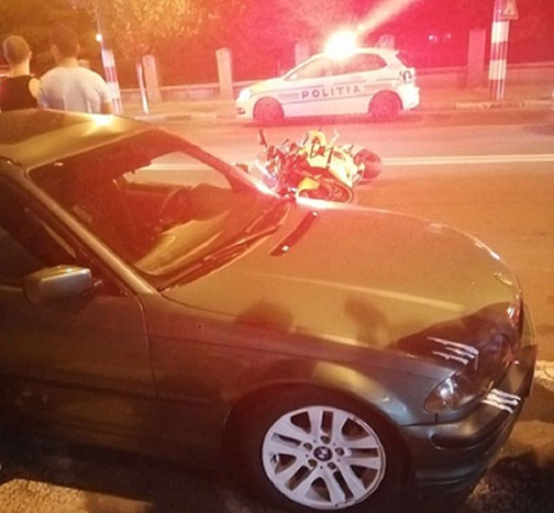 Accident în fața Porții Sărutului. O mașină a lovit o motocicletă