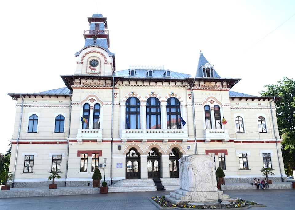 Primarul din Târgu Jiu vrea să lase Prefectura fără parcare