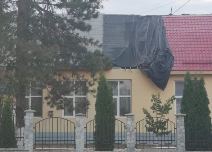 Au început cursurile la școala din Gorj care are o prelată în loc de acoperiș