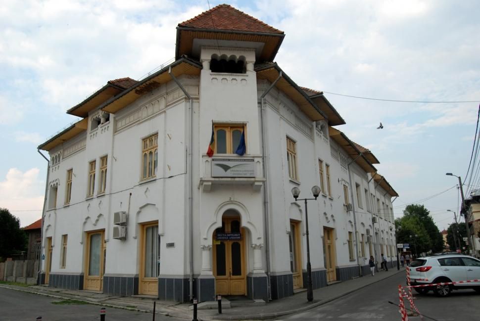 61 de oameni se bat pe un post de bibliotecar debutant la Târgu Jiu