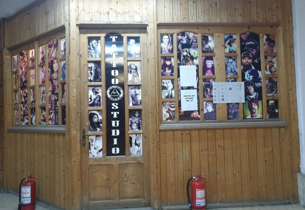 Secție de votare într-un salon de tatuaje, la Târgu Jiu