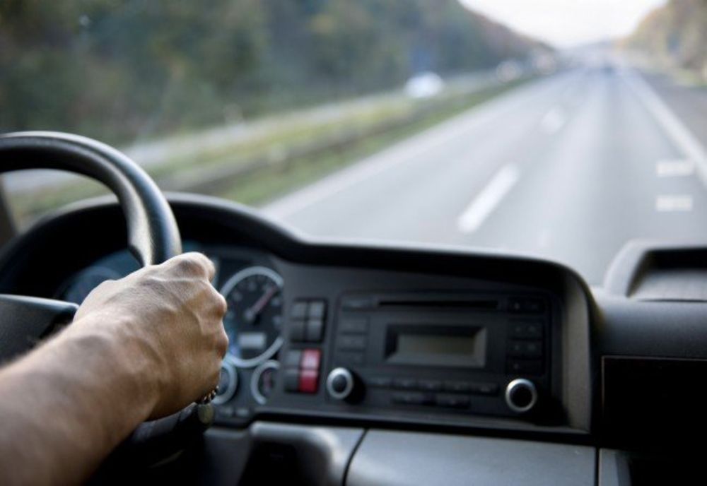 Tânăr fără permis, prins de polițiști la volanul unei mașini furate