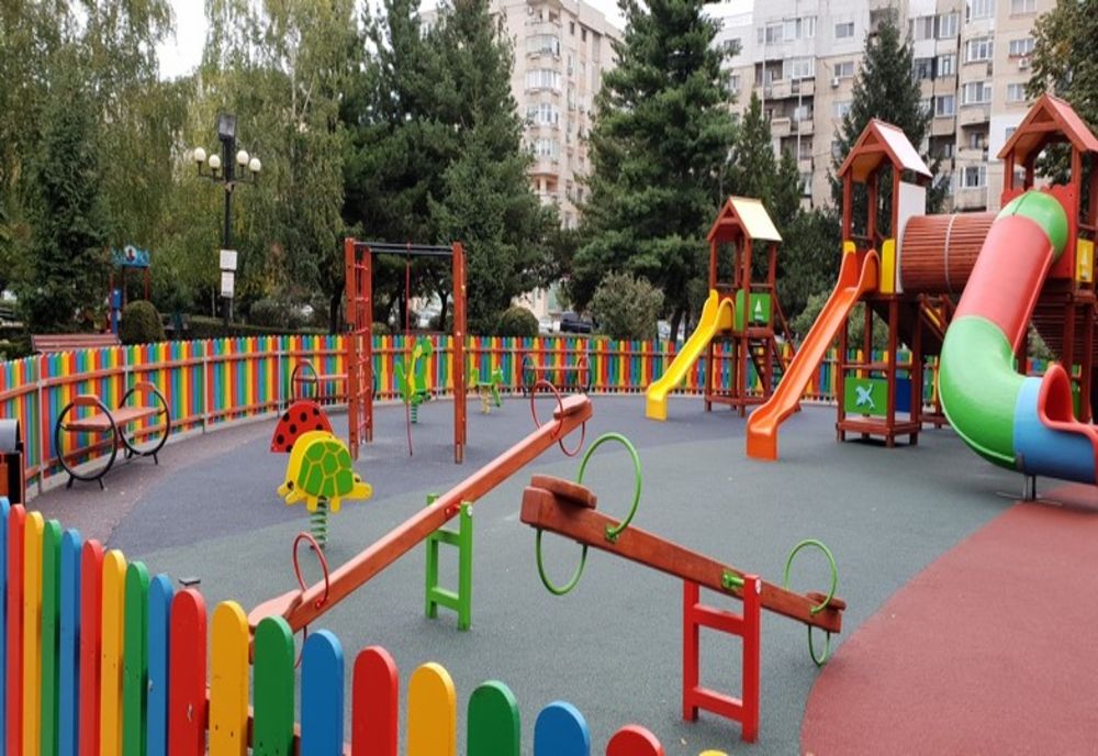 Toate locurile de joacă din Târgu Jiu vor fi acoperite cu suprafață sintetică