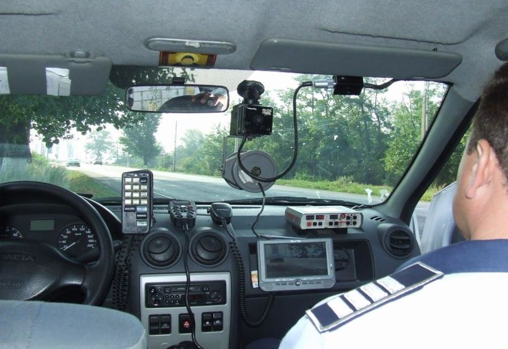 Șofer gorjean prins în timp ce gonea cu 208 km/h