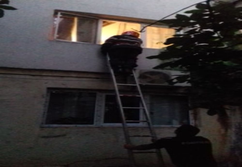 O bătrână din Târgu Jiu s-a trezit, luni seara, cu pompierii la uşa sa. Care a fost motivul? 