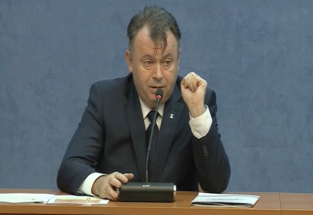Profesorii care au comorbidităţi pot opta să predea online