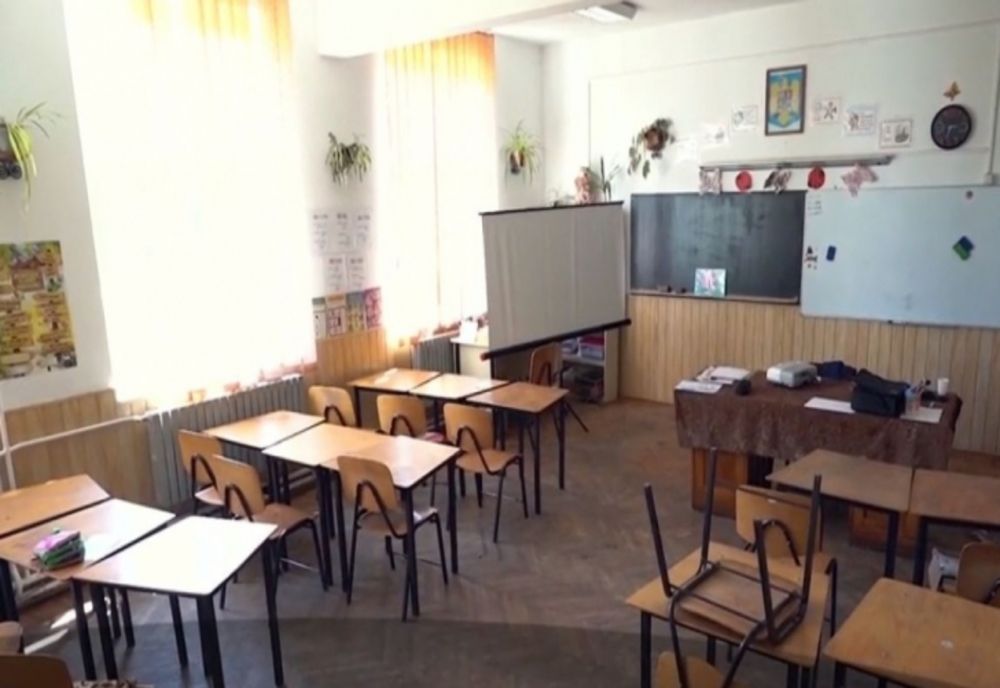 Peste 3.600 de școli în scenariul roșu în toată țara
