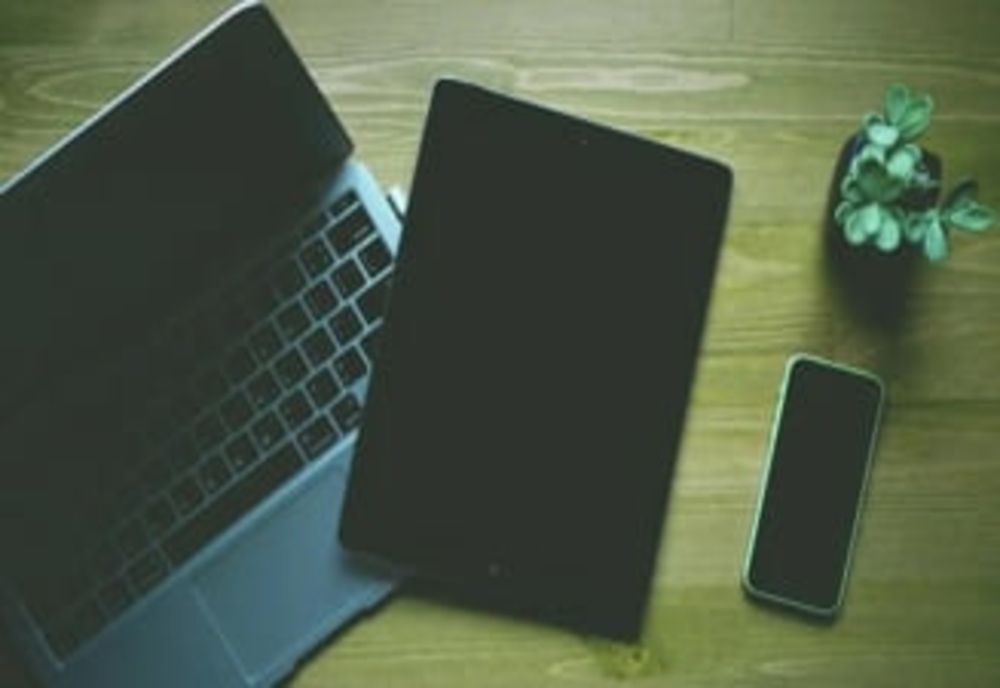 Elevii din Târgu Jiu primesc tablete şi laptopuri în cadrul unui proiect cu fonduri europene