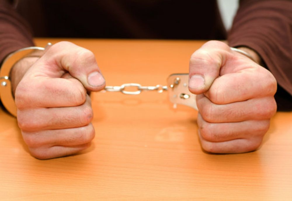Un bărbat din Târgu Jiu şi-a ameninţat şi hărţuit soţia, iar poliţiştii l-au reţinut