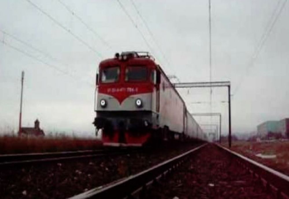 Tren de călători blocat în câmp