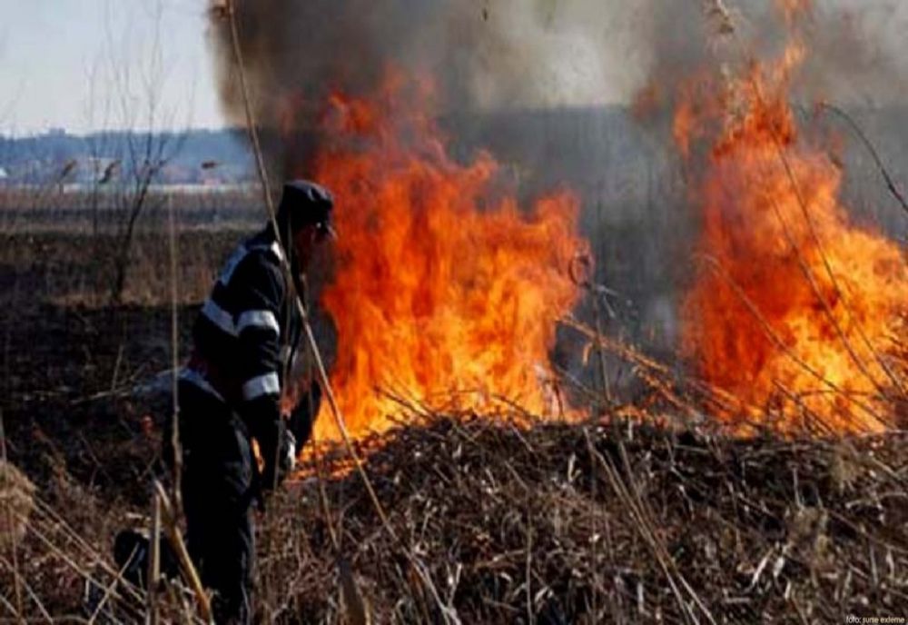 Șoferii care fac off road în zonă s- au alăturat echipajului ISU la stingerea unui incendiu