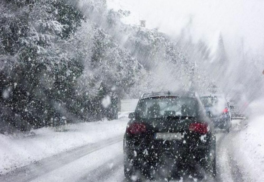 Circulație închisă din cauza viscolului, ninsoare pe mai multe drumuri din țară 