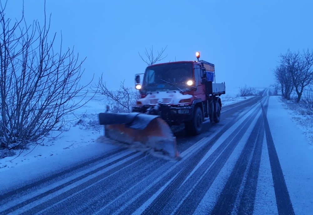 A nins în Vâlcea, Mehedinți și Gorj! Deszăpezire întreaga noapte pe şosele