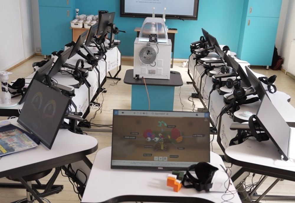 Peste 110 milioane de euro pentru dotarea liceelor cu laboratoare inteligente