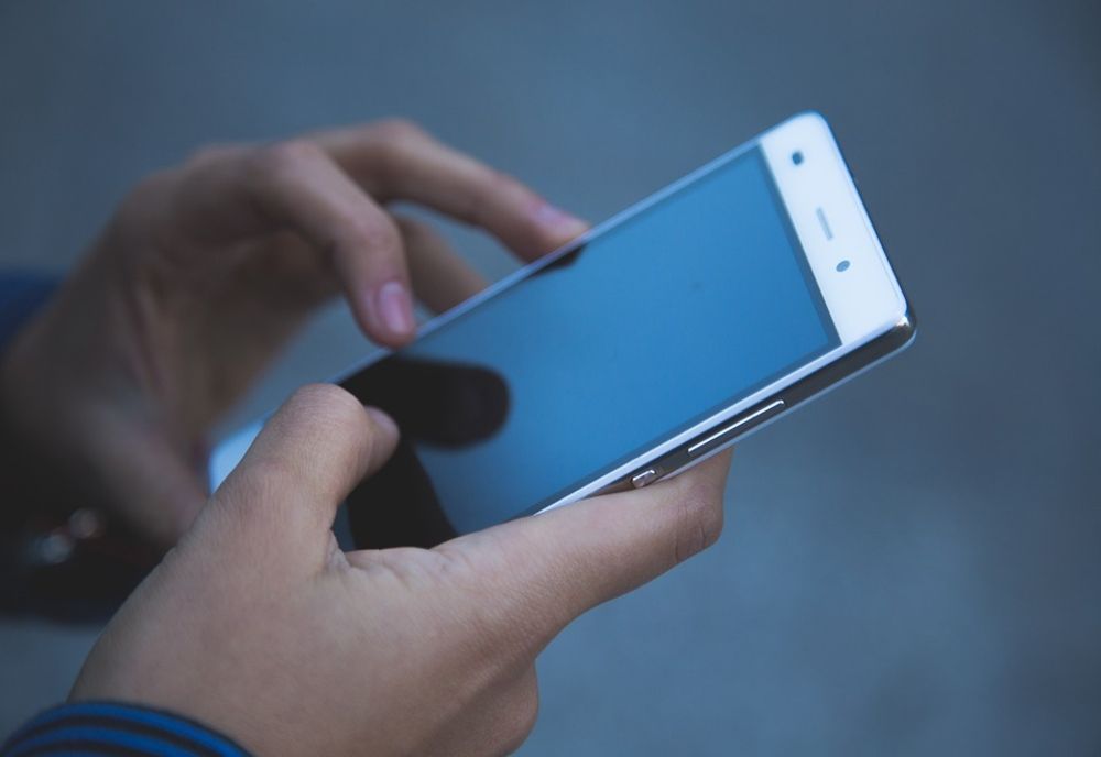 Trei adolescenţi au intrat peste trei copii în casă, la Târgu Jiu, şi le-au furat telefoanele mobile
