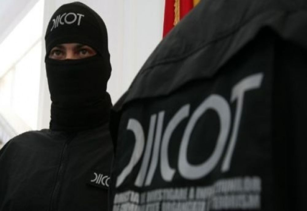 Gorj: Elevi săltaţi de procurori într-un dosar de trafic de droguri