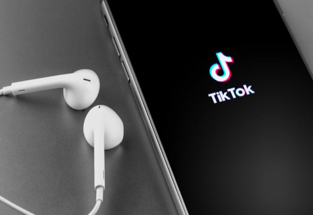 TikTok întărește regulile: măsuri noi împotriva rețelelor care promovează ură și violență