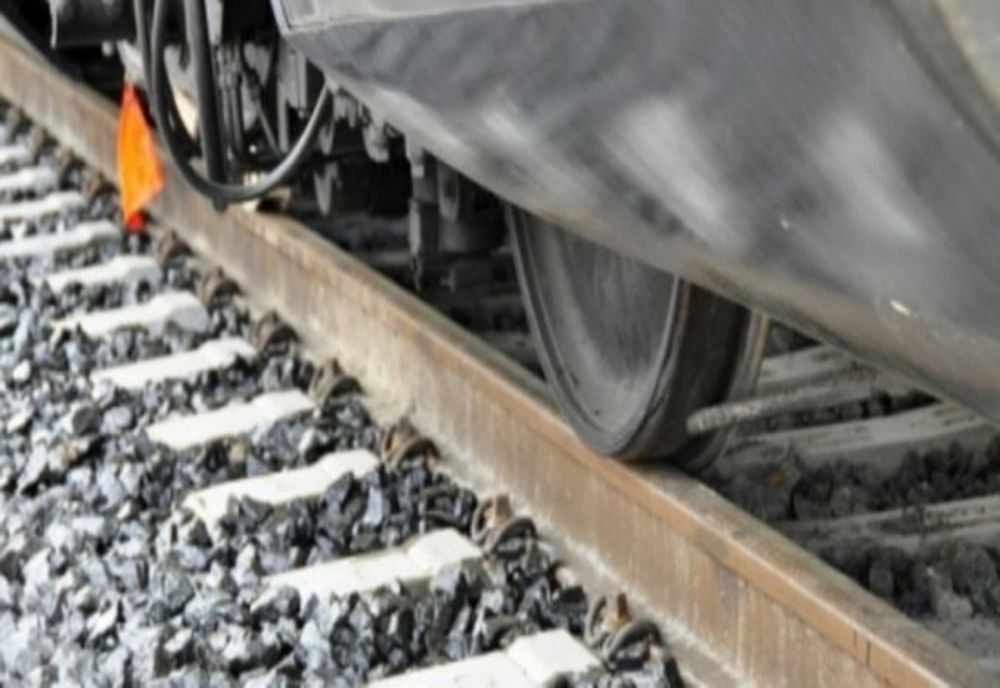 Călătorii unui tren Regio, abandonați în câmp. Locomotiva, luată să tracteze un tren internațional rămas în pană