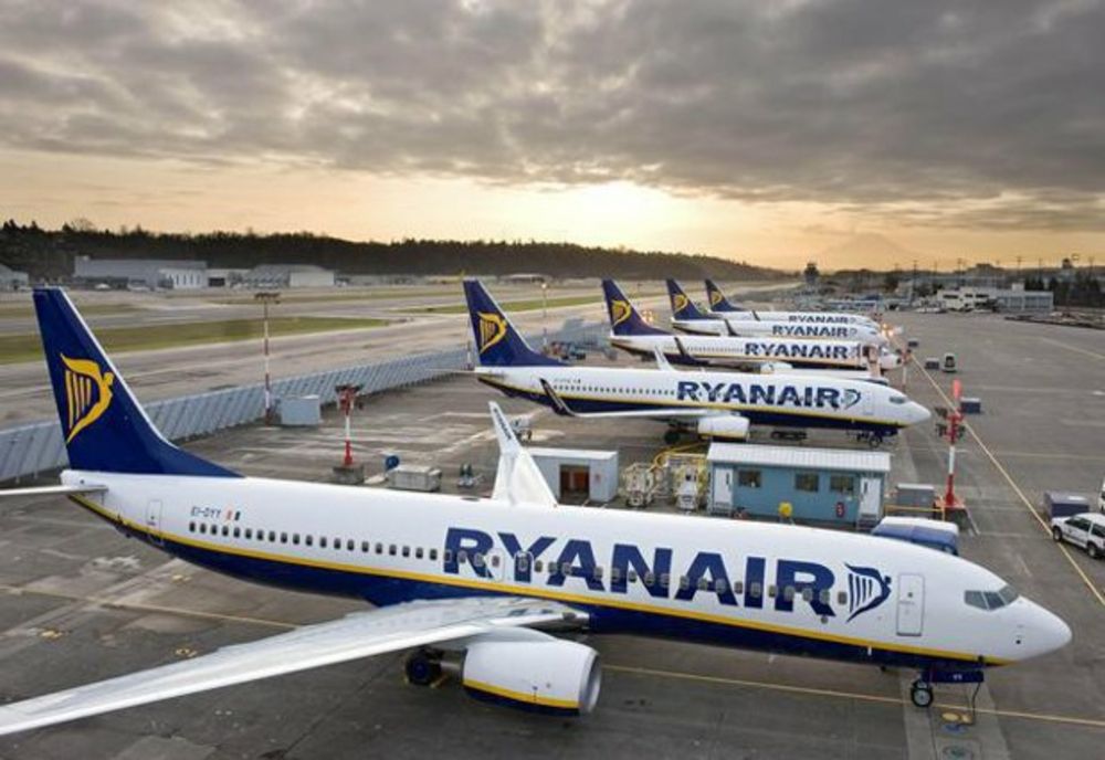 RYANAIR ÎI VA AMENDA CU MINIM 500 DE EURO PE PASAGERII INDISCIPLINAȚI, DIRECT DE PE CARDUL DE REZERVARE