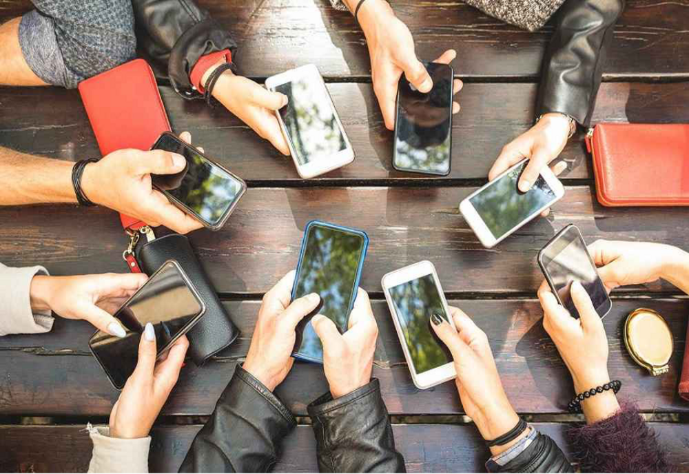 94% din tinerii români își petrec viața online și sunt complet dezinteresați de participarea socială