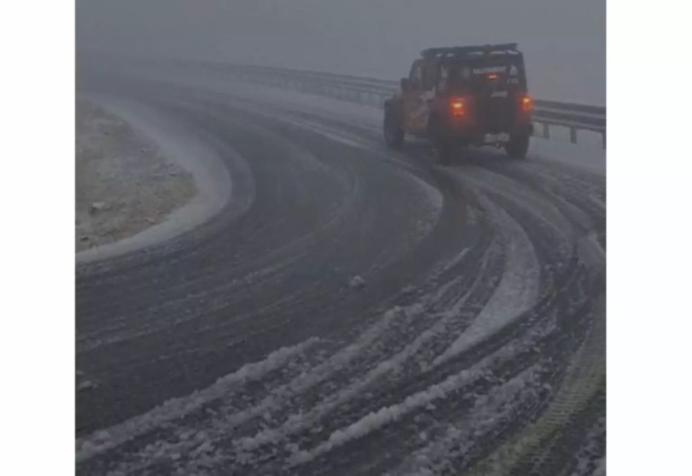 STRATUL DE ZĂPADĂ A AJUNS LA 5 CENTIMETRI PE TRANSALPINA