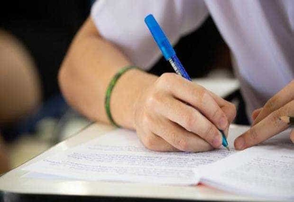 TENTATIVĂ DE FRAUDĂ LA BACALAUREAT 2025. DOI ELEVI PRINȘI CU DISPOZITIVE AUDIO-VIDEO ÎN ARAD