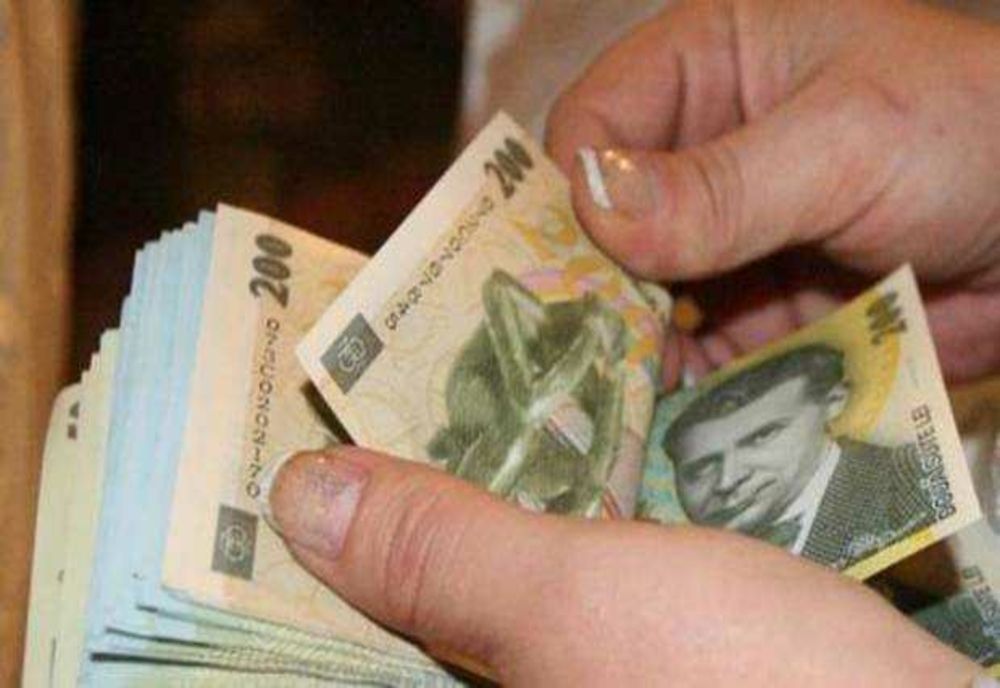 ANGAJAT AL APELOR ROMÂNE ȘI-A ARĂTAT FLUTURAȘUL DE SALARIU LA PROTEST: „MUNCIM ÎN APĂ, DAR NU TRĂIM CU AER”