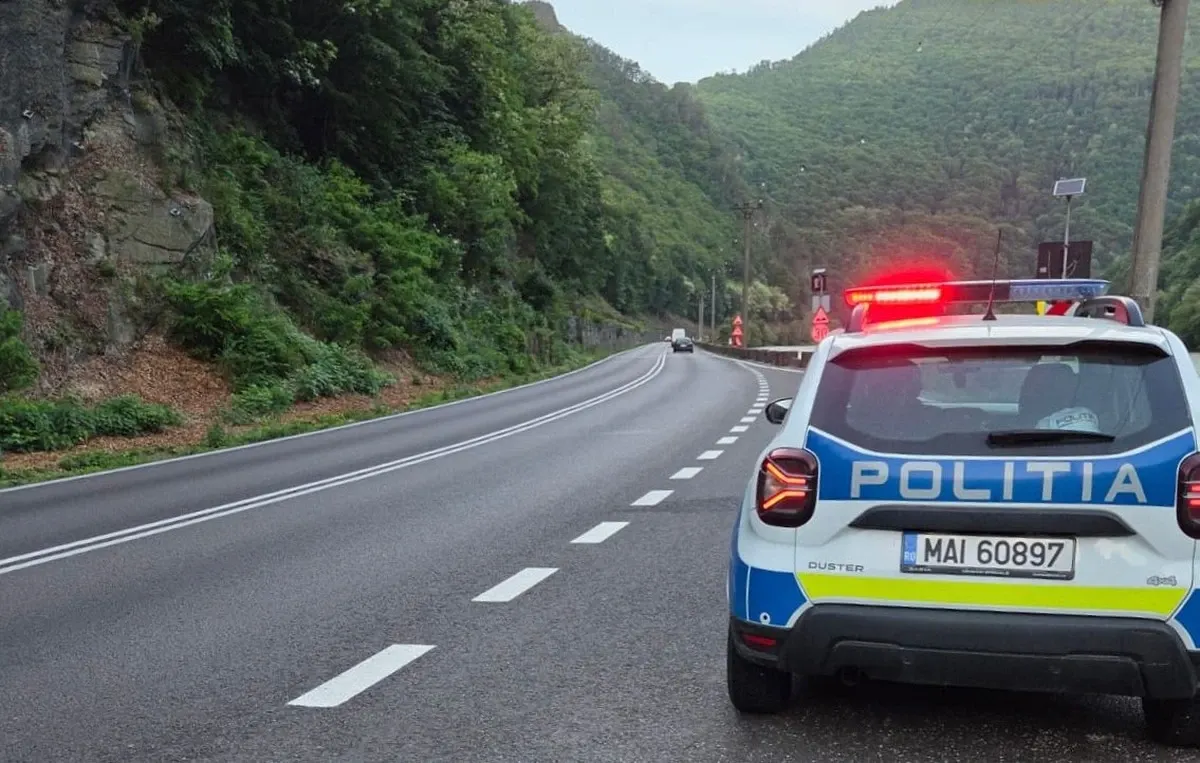 Trafic blocat pe Valea Oltului. Mai multe pietre au căzut peste o mașină pe DN7