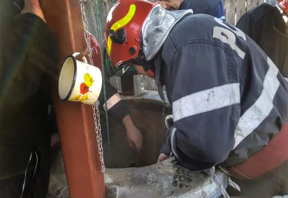O bătrână a fost salvată de pompieri, după ce a căzut într-o fântână
