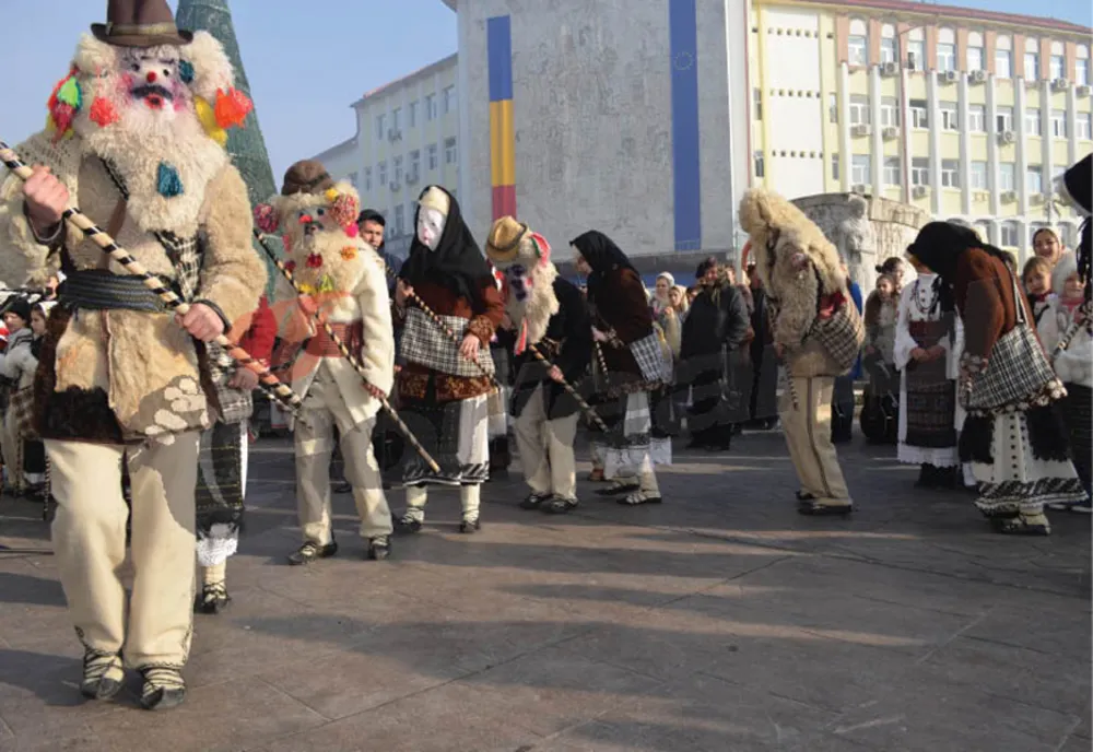 Mii de colindători, la Primăria Târgu Jiu și la Consiliul Județean Gorj
