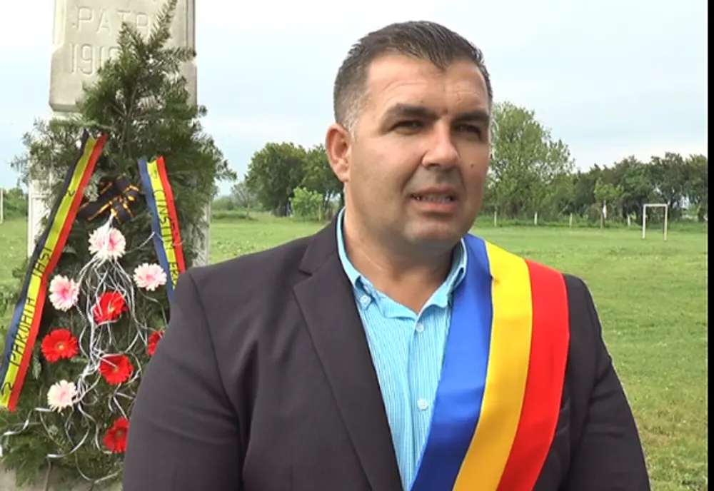 Un primar din Gorj a împodobit localitatea pe care o conduce din banii săi