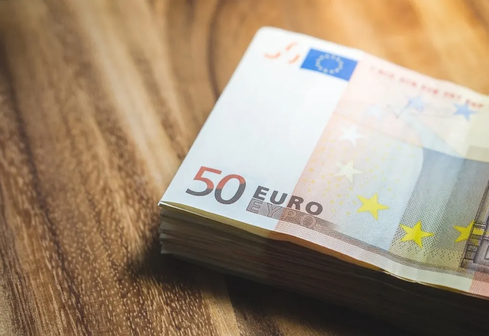 Polițiștii gorjeni au găsit aproape 100.000 de euro falși