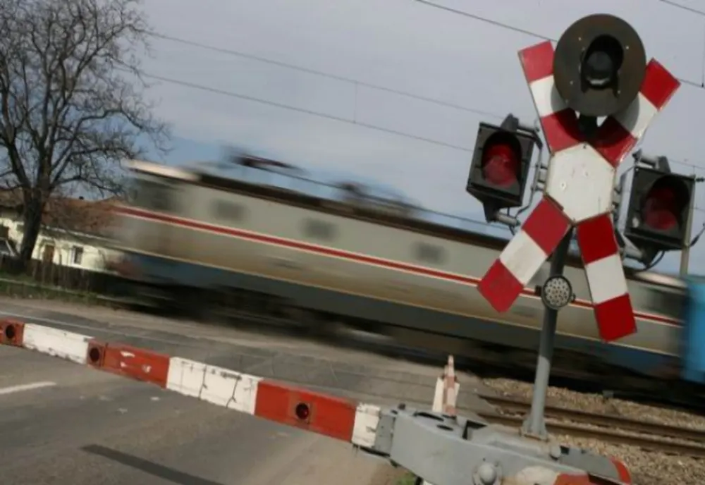 Un gorjean a intrat cu mașina într-un tren de marfă
