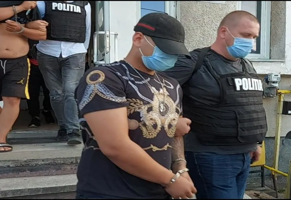 Reţinuţi după ce au tâlhărit mai multe tinere din Gorj, care locuiau cu chirie