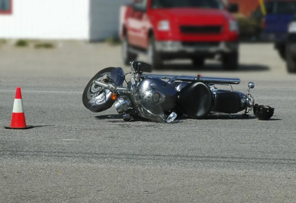 Motociclist mort, într-o localitate din Gorj, după ce a lovit un gard şi mai mulţi copaci