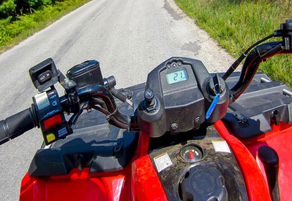 Un tânăr din Olt, depistat de poliţişti conducând fără permis un ATV prin staţiunea Rânca din Gorj