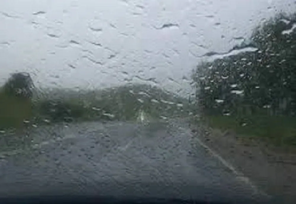 Meteorologii anunţă răcirea vremii şi precipitaţii mixte, în weekend