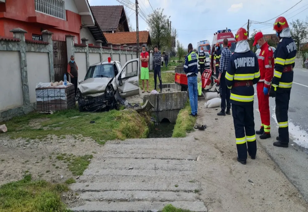 VIDEO. Un bărbat din Gorj, la spital după ce a intrat cu maşina într-un cap de pod