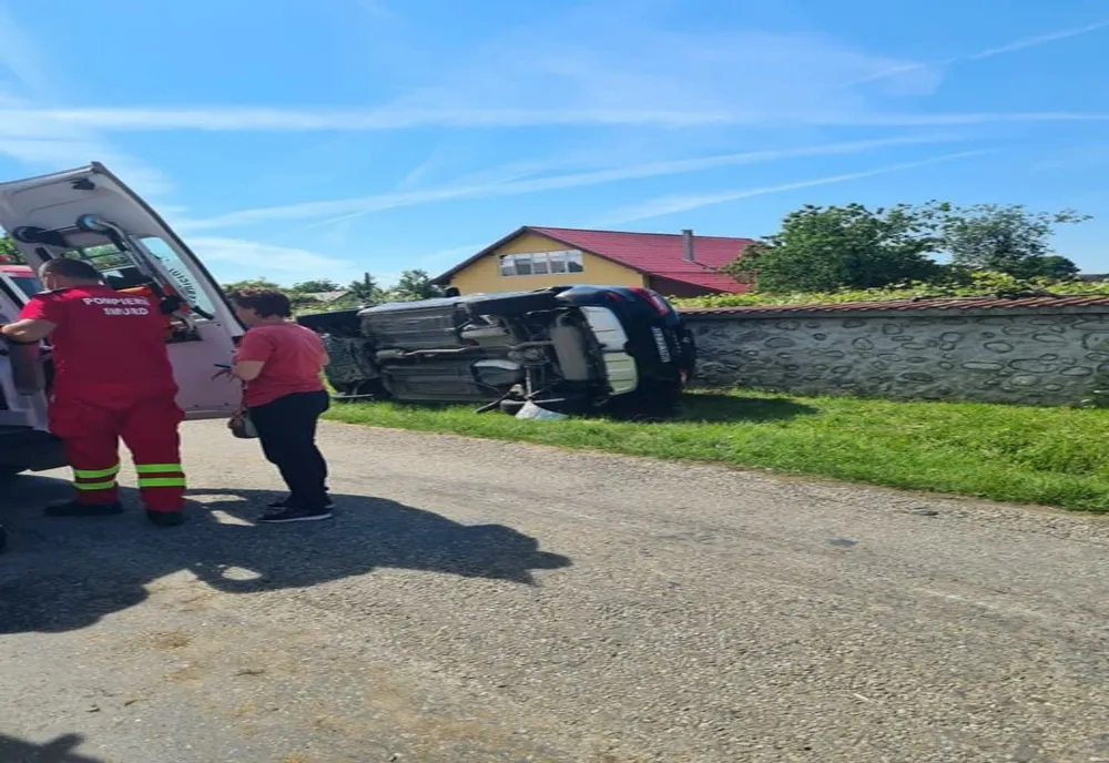 Gorj: O maşină s-a răsturnat, o persoană la spital