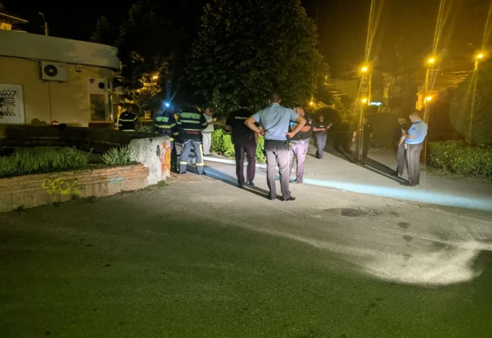 Stâlp de iluminat din Parcul „Tudor Vladimirescu” din Târgu Jiu, distrus de persoane necunoscute. Poliţia face anchetă