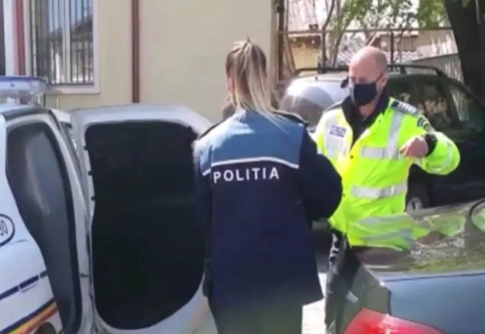 Trei minori din Gorj au furat bani dintr-o maşină