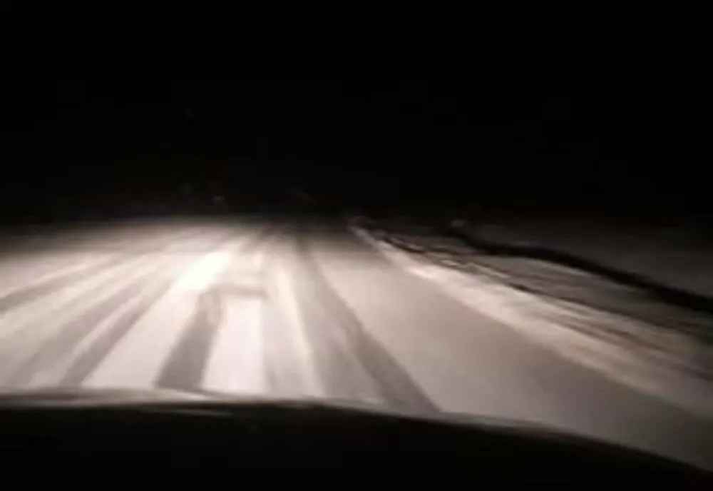 Avertisment CNAIR. Ce se întâmplă cu materialul antiderapant împrăștiat pe carosabil