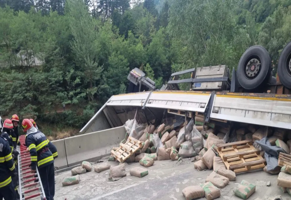 Un tir s-a răsturnat pe Defileul Jiului. Circulația a fost blocată