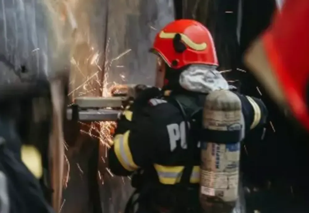 Incendiu puternic la mall-ul din Târgu Jiu. Oamenii au fost evacuați